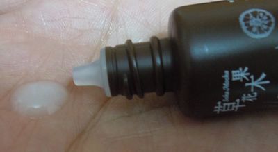 整肌美容液・どくだみのテクスチャー